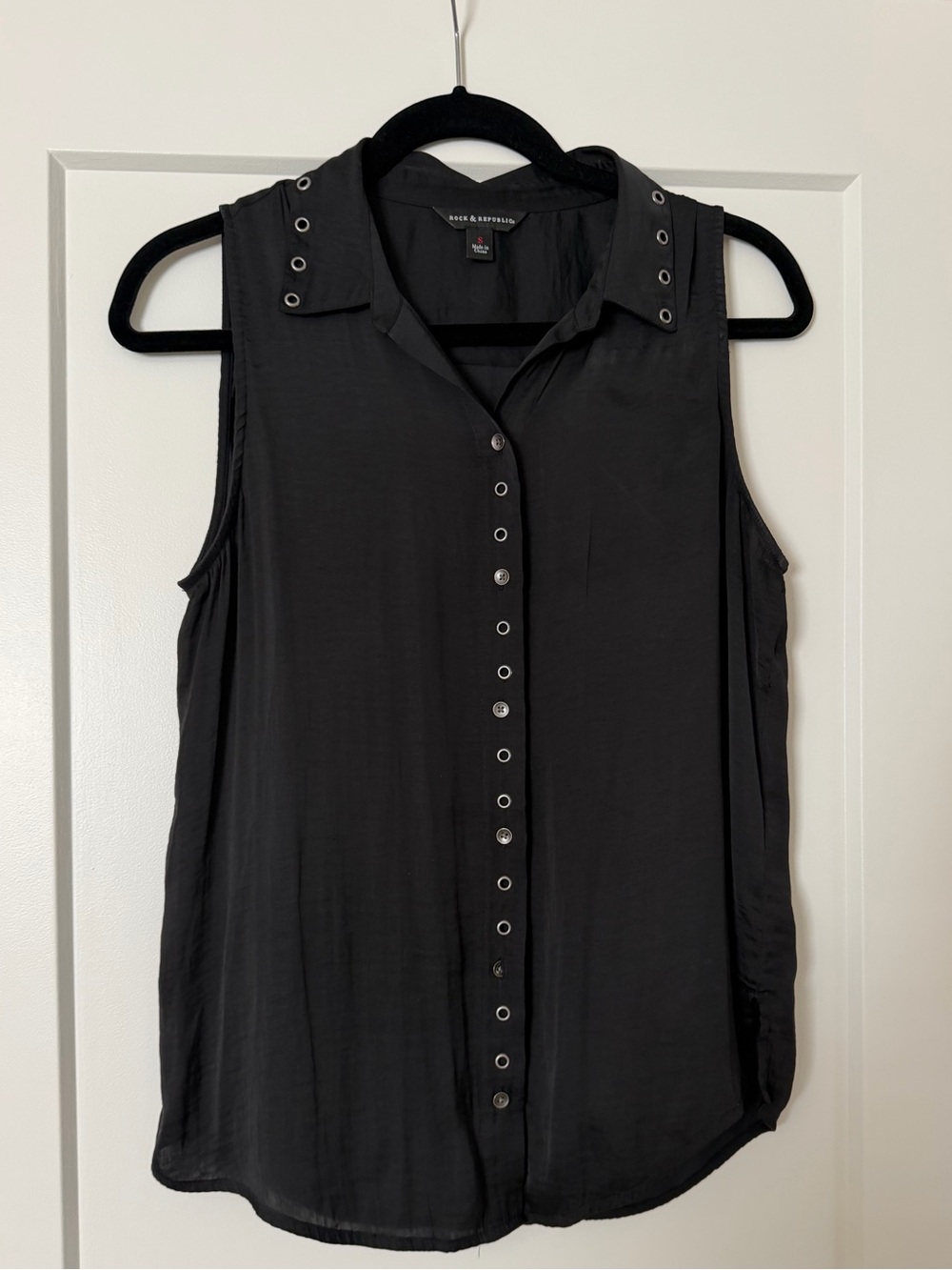 Rock & Republic Black Sleeveless Button-Front Top with Eyelet Trim